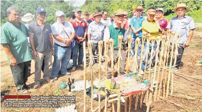  ??  ?? MOHON BERKAT: Lato (depan) berdoa kepada Bungan sambil disaksikan Ajang (tiga kanan) Zain (empat kanan) dan Melay (kiri).