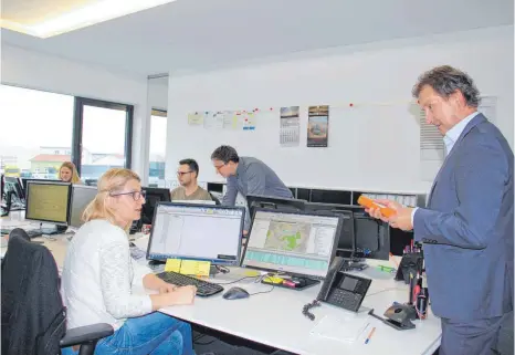  ?? FOTO: HAMPP ?? Geschäftsf­ührer Rudi Feil bespricht sich mit Netzplaner­in Gabi Weiss.
