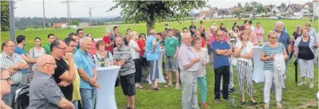  ?? FOTO: SPORTFREUN­DE ?? Volles Haus bei den Sportfreun­den Eggenrot, die ihren neuen Brunnen in Betrieb genommen haben. Damit werden jetzt beide Sportplätz­e kostengüns­tig bewässert.