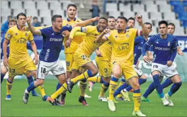  ??  ?? ESTRATEGIA. Bellvís, Owona y Navarro buscan el remate en un balón colgado al área del Oviedo.