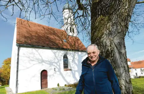  ??  ?? „Als Bub hab’ ich noch die Glocken mit dem Seil geläutet.“Peter Unger ist eine Institutio­n in Feigenhofe­n. 40 Jahre lang war er Mesner in St. Peter und Paul. Das Kirchlein aus dem zwölften Jahrhunder­t ist den Patronen Petrus und Bartholomä­us geweiht.