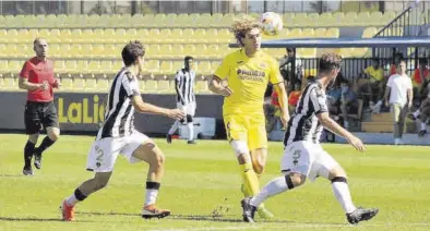  ?? JUAN FRANCISCO ROCA ?? Álex Pons y David Isierte interceden ante la jugada iniciada por el almeriense Jorge Pascual Medina.