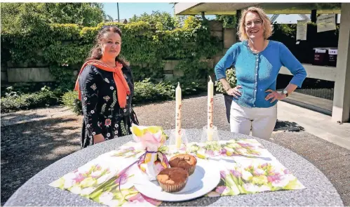 ??  ?? Monika Metzner-Pietrzyk (l.) und Sabine Pahlke haben für die Frauenhilf­e Muffins gebacken und an die 52 Mitglieder geschickt.