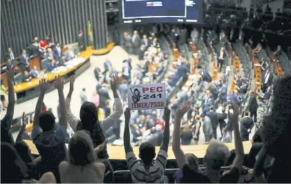  ?? REUTERS ?? Protesta. Un grupo de jóvenes grita consignas contra la enmienda constituci­onal en el Congreso.