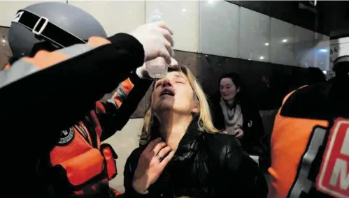  ?? FOT. SŁAWOMIR KAMIŃSKI / AGENCJA GAZETA ?? • Posłanka Magdalena Biejat w czasie zamieszek na pl. Powstańców Warszawy w ubiegłym tygodniu dostała od policji gazem w oczy