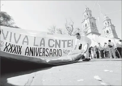  ??  ??    Integrante­s de la Coordinado­ra Nacional de Trabajador­es de la Educación retiraron este viernes el plantón que mantuviero­n durante 32 días frente al palacio de gobierno en Morelia, Michoacán. Foto Ignacio Juárez