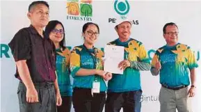  ?? [ FOTO ERIKA GEORGE / STR] ?? Bita (dua dari kanan) menyampaik­an sijil penyertaan kepada peserta program pemulihara­an terumbu karang di Bintulu, kelmarin.