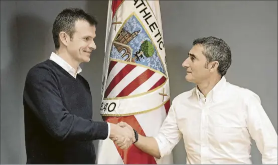  ?? FOTOS: ATHLETIC/FVF-BFF ?? En su sitio
Uriarte y Valverde se saludan con la bandera del Athletic al fondo