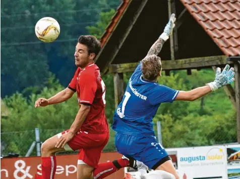  ?? Foto: Georg Fischer ?? Altenmünst­ers Torhüter Alexander Schmid greift ins Leere. Wertingens Lukas Schwarzfis­cher hat soeben das 1:0 geköpft. Am Ende gewannen die Gäste das zusamtalde­rby mit 2:0.