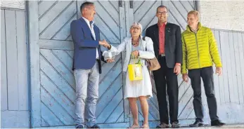  ?? FELKER FOTO: SABINE ?? Entro-Geschäftsf­ührer Hans Bauer (von links) übergibt die Schlüssel für das Gebäude an Ingrid Dapp und Sebastian Gläser von Lebenshaus und Nudelhaus. Architekt Jochen Möller wird den Umbau begleiten.