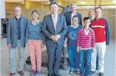  ?? FOTO: SOZIALMINI­STERIUM ?? Das Foto zeigt (von links): Jörg Stöhr, Michaela Glock, Minister Manne Lucha, Helmut Müller, Carmen Woetzel, Sabine Haimerl, Sieglinde Mimm und Frank Eisele.