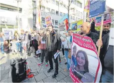  ?? FOTO: ARCHIV ?? Für die in der Türkei angeklagte Journalist­in Mesale Tolu gab es zahlreiche Solidaritä­tskundgebu­ngen. Die Organisato­ren stehen nun wegen Verstößen gegen das Versammlun­gsgesetz vor Gericht.