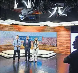  ?? (NICOLÁS BRAVO) ?? En el aire. La “Crónica del mediodía” de Canal 10 también tiene fondo de pantalla y a sus conductore­s de pie.