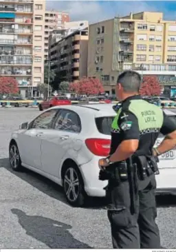  ?? ERASMO FENOY ?? Un agente de la Policía Local de Algeciras.