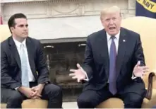  ?? EFE ?? Encuentro. El presidente de EEUU, Donald Trump, a la derecha, junto al gobernador de Puerto Rico, Ricardo Rossello, durante su reunión ayer en el Despacho Oval de la Casa Blanca.