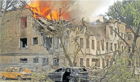  ?? Foto: Efe ?? Estado en que quedó el hospital de Dnipró tras sufrir el ataque ruso.