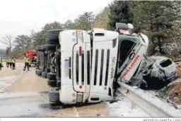 ?? WIFREDO GARCÍA / EFE ?? Un camión cargado de troncos volcado sobre un coche, ayer en Soria.