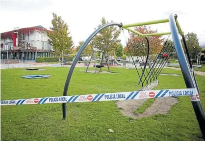  ?? Foto: Javier Bergasa ?? Un parque infantil precintado en Noáin, frente a la casa consistori­al.