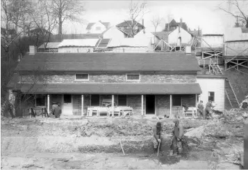  ?? ST. CATHARINES MUSEUM ?? The locktender’s house during its demolition in 1943. A current view of where the old locktender’s house at Welland Vale Road stood.