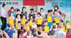  ?? AFP ?? Students receive new backpacks at Municipal Laosong Elementary School in Taipei.