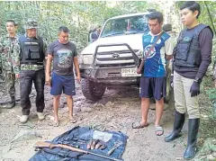  ?? PHOTO BY SAI YOK NATIONAL PARK ?? Bearcat paws, a rifle, ammunition and a knife are displayed after being seized from a convoy that entered Sai Yok National Park on Saturday.
