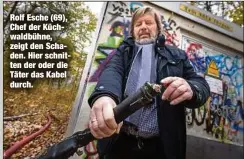  ?? ?? Rolf Esche (69), Chef der Küchwaldbü­hne, zeigt den Schaden. Hier schnitten der oder die Täter das Kabel durch.