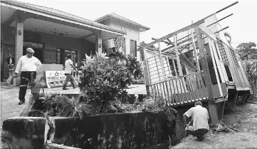  ??  ?? Samad’s house-turned-office which collapsed due to a landslide.