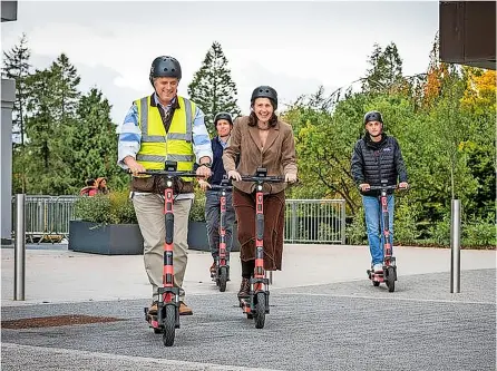  ?? Photo: University of Bath ?? Cllr Matt Mccabe, the University of Bath’s Ian Blenkharn, Cllr Sarah Warren and Voi mechanic Alfie Marsh