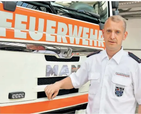  ?? FOTO: BECKERBRED­EL ?? Jens Löffler, der neue Löschabsch­nittsführe­r Saarbrücke­n Mitte der Feuerwehr steht am Freitag im Gerätehaus der Feuerwehr St. Johann.