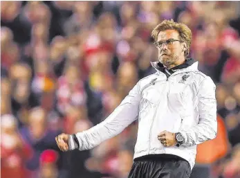  ?? FOTO: DPA ?? So jubelt nur einer: Jürgen Klopp feiert den Finaleinzu­g seines FC Liverpool an der Anfield Road.