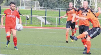  ?? FOTO: KLAUS BERGHOFF ?? Der SV Gosheim (schwarze Hosen) hat am Sonntag den noch ungeschlag­enen Tabellenfü­hrer VfL Mühlheim zu Gast.