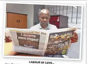  ?? ?? LABOUR OF Amos LOVE… Tshukudu sitting snugly, enjoying last week’s edition of Soccer Laduma.