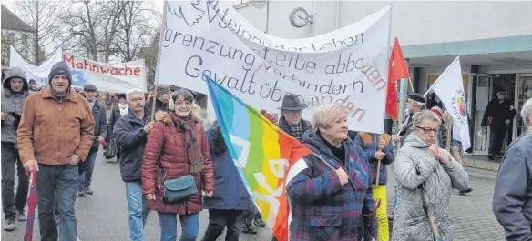  ?? FOTOS: JOSEF SCHNEIDER ?? Über 300 Friedensak­tivisten marschiert­en am Karsamstag beim Ellwanger Ostermarsc­h mit.