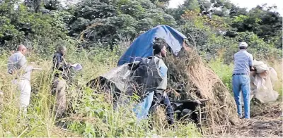  ?? Pictures: BHONGO JACOB ?? ENOUGH: Traditiona­l nurses in Scenery Park break up grass huts after four teenagers were illegally circumcise­d. BCM circumcisi­on forum chair Stanley Makinana, above, sent a stern warning to illegal traditiona­l surgeons.