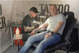  ?? ?? På mc-mässan firade Karoly Mate bröllopsda­g med att skaffa sin första tatuering. Mathias Bentzer fixade kolvar och cylindrar på Karolys arm.