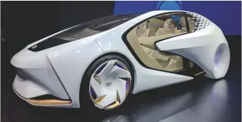  ??  ?? Door de integratie van IT en auto had de CES dit jaar ook wat weg van een autoshow. Hier de presentati­e van Toyota's Concept-i car.