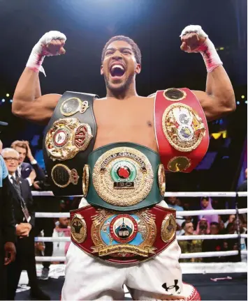  ?? Foto: Nick Potts, dpa ?? Die Erleichter­ung ist Anthony Joshua anzusehen, als er nach dem Sieg gegen Andy Ruiz mit den WM-Gürteln posiert. Jetzt soll es einen Vereinigun­gskampf mit Deontay Wilder geben.