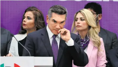  ?? LAURA LOVERA ?? Alejandro Moreno, presidente del PRI, en conferenci­a de prensa con las denunciant­es