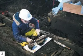  ??  ?? 2. C’est un travail minutieux auquel s’attaquent les archéologu­es, qui doivent extraire de l’argile les délicates pièces de bois avant de les déposer sur des plate-