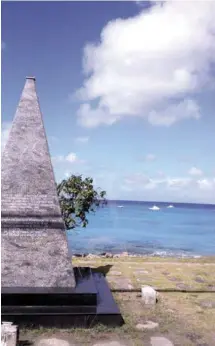  ??  ?? Monumento. La pirámide junto al Mar Caribe recuerda la tragedia del avión cubano causada por una bomba. En el Bathsheba Park, las rocas en las aguas del Océano Atlántico formaron parte de un arrecife de coral. También es lugar de picnics.