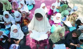  ?? EFE ?? Unas niñas afganas estudian en su colegio de Nangarhar