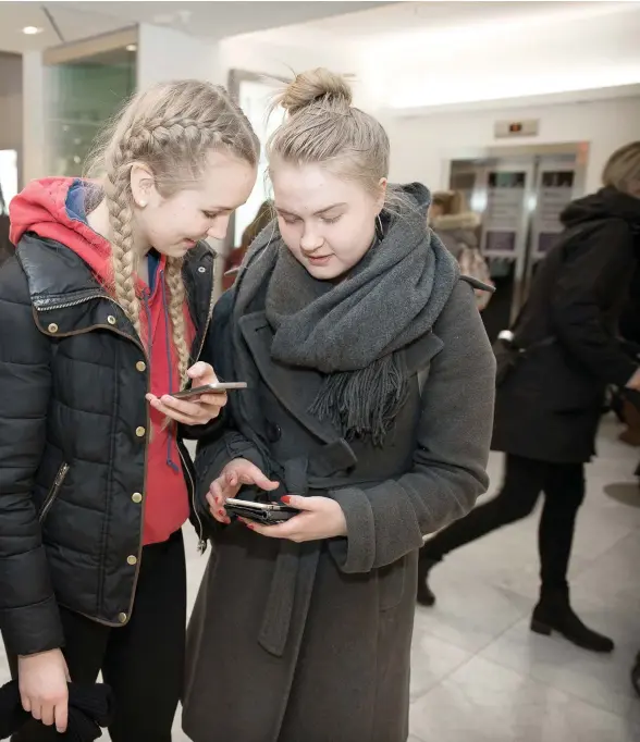  ?? FOTO: NIKLAS TALLQVIST ?? TäNKER TVå GåNGER. Elisa Talarmo, Elsi Etelävuori och Ella Rinnemaa använder sociala medier flitigt, men aktar sig för att dela alltför personligt material.