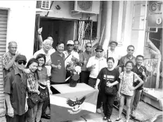  ??  ?? Dr Bosi (middle) with other Parti Anak Negeri leaders and supporters during the soft opening of the Parti Anak Negeri operation office at Donggongon township.