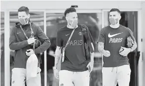  ?? — Gambar AFP ?? GEMBIRA: Neymar (tengah) bersama dua rakan sepasukann­ya di PSG meninggalk­an hotel yang menjadi tempat penginapan untuk pasukan Kejohanan Liga Juara-Juara di Lisbon.