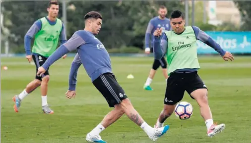  ??  ?? LISTO PARA MAÑANA. Pepe pugna con Casemiro por un balón durante la sesión de entrenamie­nto de ayer.