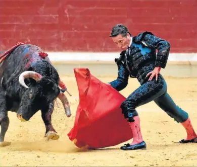  ?? EFE ?? Diego Urdiales doblándose con su primero, en la tarde ayer, en la plaza de toros de Logroño.