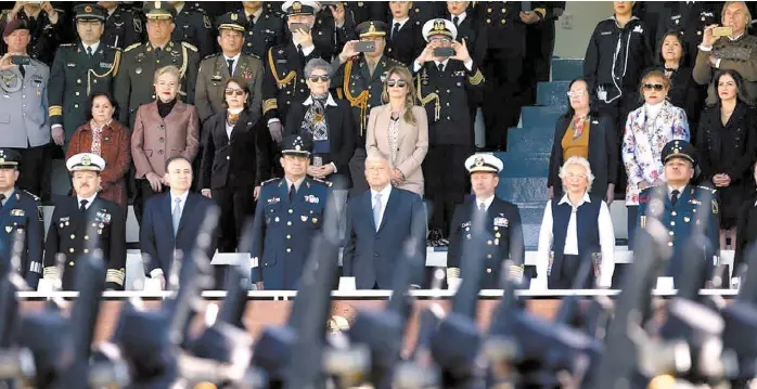  ?? HÉCTOR TÉLLEZ ?? Durante su primer acto oficial en la ceremonia de salutación en el Campo Marte, el mandatario federal fue reconocido como comandante supremo.