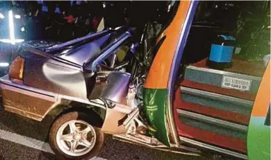  ?? [FOTO ROSLI ILHAM/BH] ?? Keadaan kereta yang terbabit dalam kemalangan dengan sebuah bas persiaran di Kilometer 33, Jalan Kuala Terengganu­kuantan, semalam.