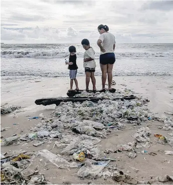  ?? / GETTY IMAGES ?? Polución. Solo en 2020 los residuos de plástico fueron 275 millones de toneladas en el mundo.