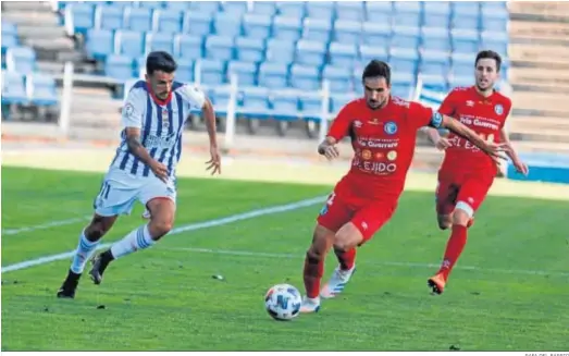  ?? RAFA DEL BARRIO ?? Quiles se marcha de un jugador de El Ejido en un momento del encuentro de ayer.